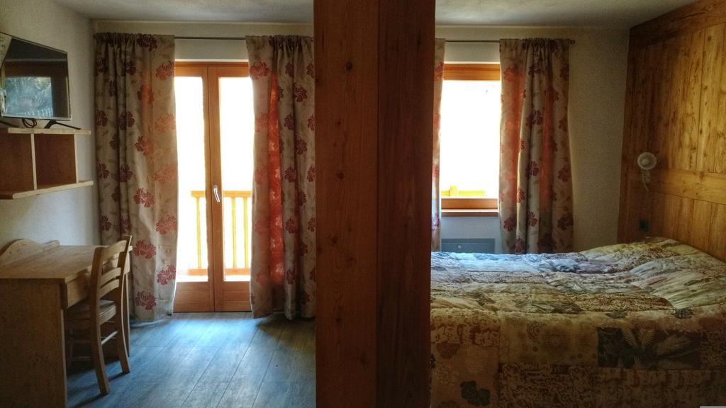 Hotel Le Nid De L'Aigle Champoluc Zimmer foto